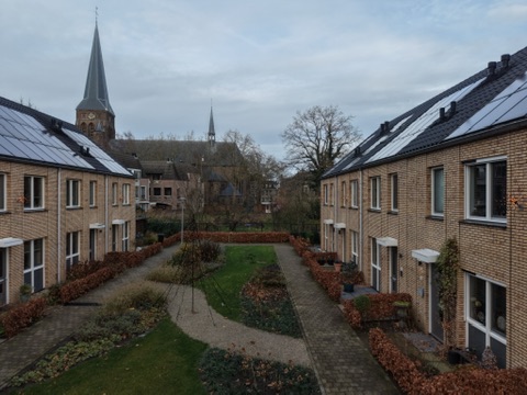 Woningen met zonnepanelen en kerk
