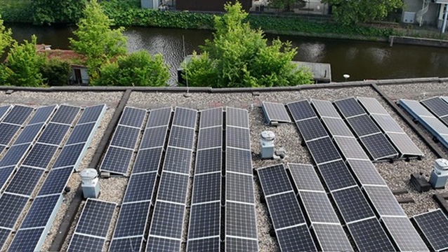 Zonnepanelen op dak met gracht